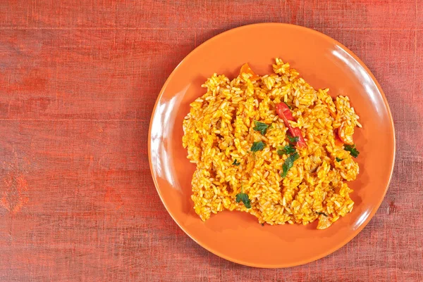 Pilaf Mit Fleisch Gurken Gemüse Und Karotten Einem Orangefarbenen Teller — Stockfoto