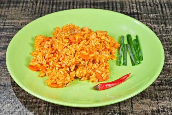 Pilaf Mit Fleisch Paprika Zwiebeln Und Karotten Einem Grünen Teller — Stockfoto