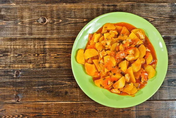 Krumpli Egy Zöld Tányéron Egy Asztalon Főzött Burgonya Narancsszósszal Egy — Stock Fotó
