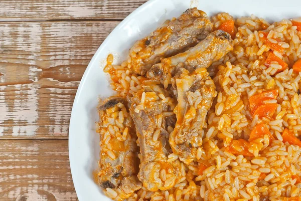 Pilaf Mit Fleisch Und Karotten Einem Weißen Teller Reis Auf — Stockfoto