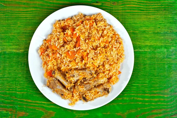 Pilaf Mit Fleisch Und Karotten Einem Weißen Teller Reis Auf — Stockfoto
