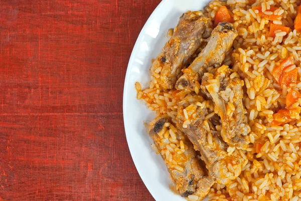 Pilaf Mit Fleisch Und Karotten Einem Weißen Teller Reis Auf — Stockfoto