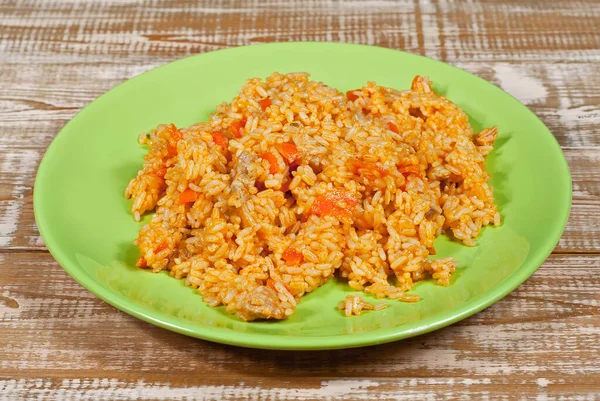 Pilaf Mit Fleisch Und Karotten Einem Grünen Teller Reis Auf — Stockfoto