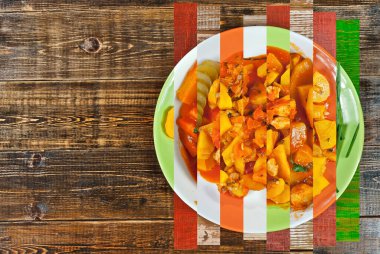 Bir sürü mısır gevreğinin karışımı. Tabakta farklı çeşit tabaklar vardı. Tasarımcı düzeni. Eski püskü bir tahtada bir tabak. Birkaç fotoğrafın kolajı. Tüm menüler tek bir resimde. Modelleme. Metin için boşluk.