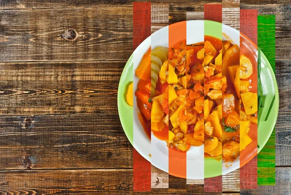 Bir sürü mısır gevreğinin karışımı. Tabakta farklı çeşit tabaklar vardı. Tasarımcı düzeni. Eski püskü bir tahtada bir tabak. Birkaç fotoğrafın kolajı. Tüm menüler tek bir resimde. Modelleme. Metin için boşluk.