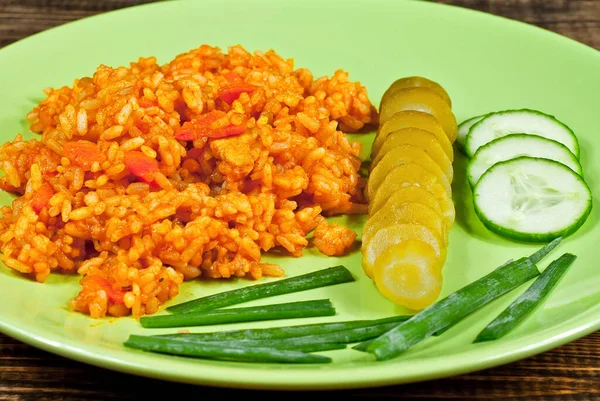 Pilaf Mit Fleisch Gurken Und Karotten Einem Grünen Teller Reis — Stockfoto