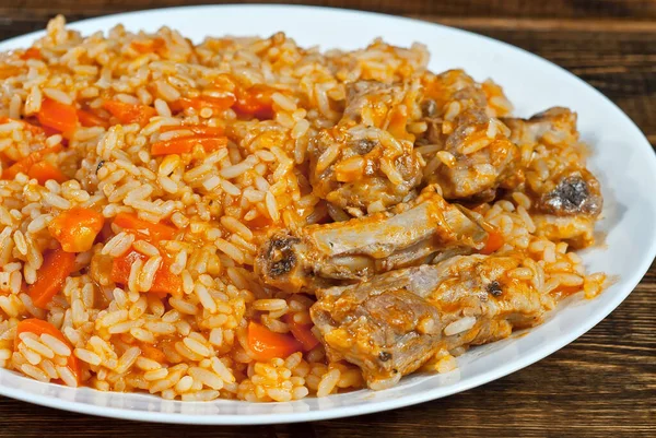 Pilaf Mit Fleisch Und Karotten Einem Grünen Teller Reis Auf — Stockfoto