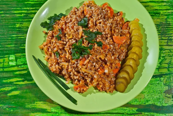 Trigo Sarraceno Con Pepino Perejil Cebolla Plato Verde Sobre Mesa —  Fotos de Stock