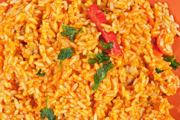 Pilaf Mit Fleisch Gurken Gemüse Und Karotten Einem Orangefarbenen Teller — Stockfoto