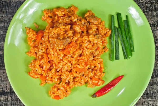 Pilaf Mit Fleisch Paprika Zwiebeln Und Karotten Einem Grünen Teller — Stockfoto