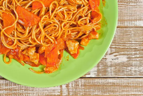 Pasta Con Carote Carne Piatto Verde Tavolo Legno Vermicelli Con — Foto Stock