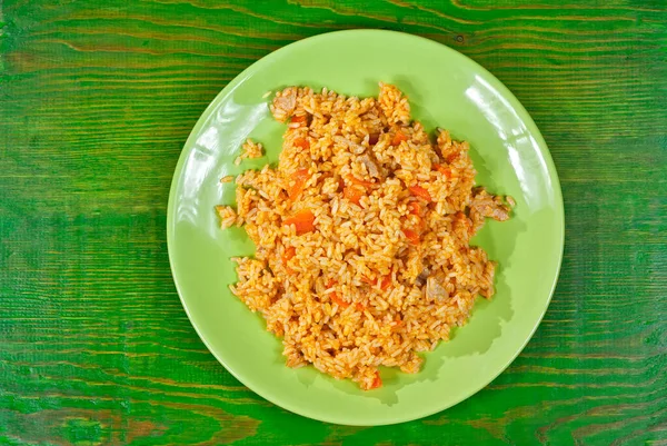 Pilaf Com Carne Cenouras Uma Chapa Verde Arroz Numa Tábua — Fotografia de Stock