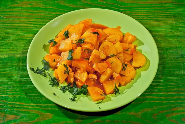 Krumpli Petrezselyemmel Egy Zöld Tányéron Egy Asztalon Főtt Krumpli Narancs — Stock Fotó