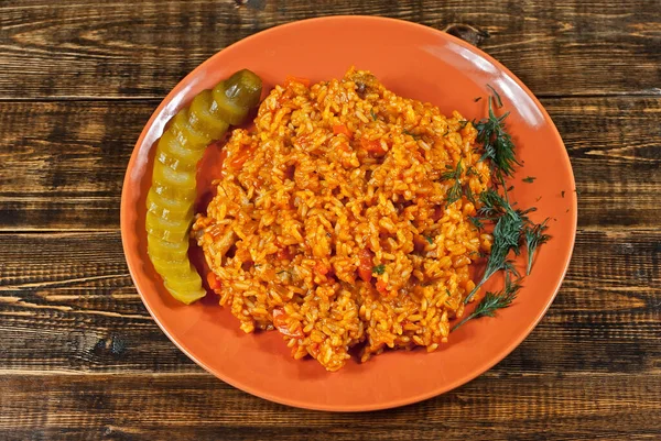 Pilaf Mit Fleisch Gurken Gemüse Und Karotten Einem Orangefarbenen Teller — Stockfoto