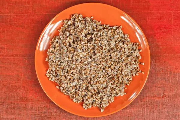 Buchweizenorangefarbener Teller Auf Einem Holztisch Essen Utensilien Auf Einem Hintergrund — Stockfoto