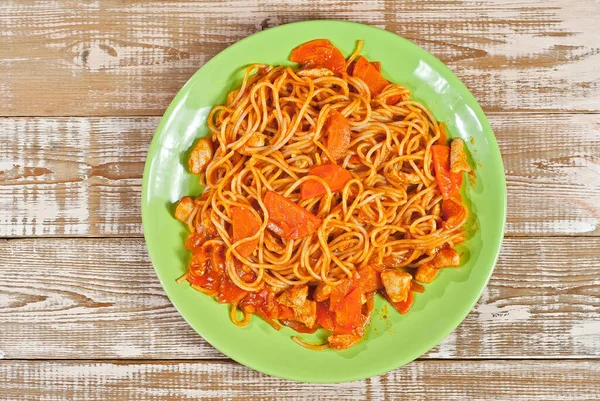 Pasta Con Carote Carne Piatto Verde Tavolo Legno Vermicelli Con — Foto Stock