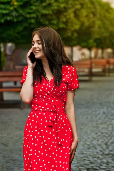 Rapariga Feliz Anda Pela Cidade Uma Mulher Vestido Fala Telefone — Fotografia de Stock