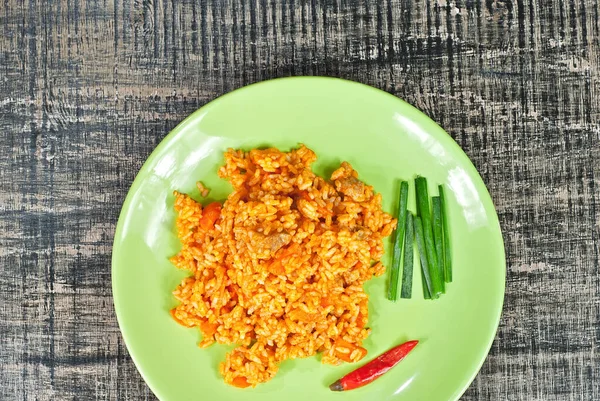 Pilaf Con Carne Pimientos Zanahorias Plato Verde Arroz Una Pizarra — Foto de Stock