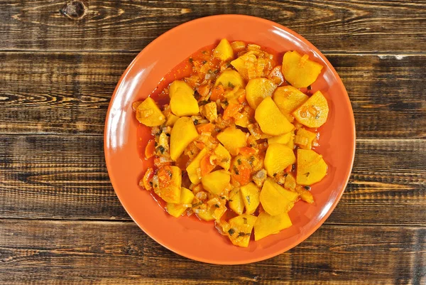 Krumpli Egy Zöld Tányéron Egy Asztalon Főzött Burgonya Narancsszósszal Egy — Stock Fotó
