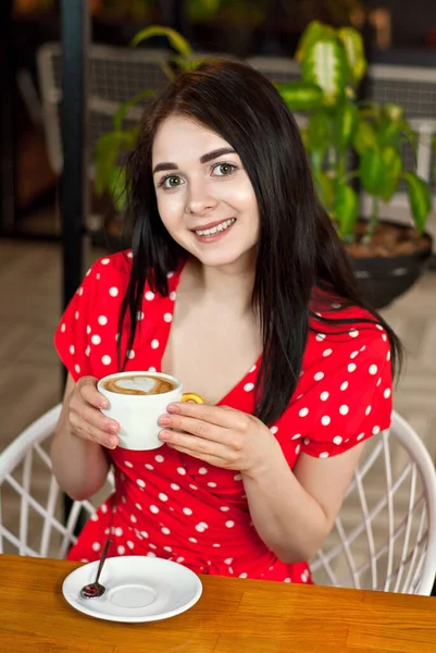 Chica Feliz Sentada Mesa Café Calle Mujer Bebe Café Rojo — Foto de Stock