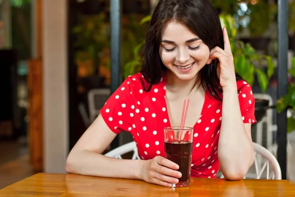 Menina Feliz Sentada Mesa Café Rua Mulher Bebe Suco Vermelho — Fotografia de Stock