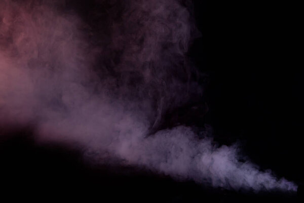 Белый дым на черном фоне. Цветной дым с сине-красным оттенком. Текстура рассеянного дыма. Бланк для дизайна. Макет для коллажей
.