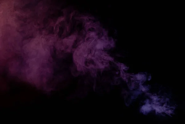 黑色背景上的白烟带有蓝色和红色色彩的有色烟雾 散发出的浓烟的质感用于设计的空白 拼贴的设计 — 图库照片
