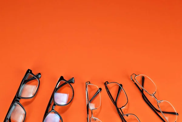 Distintos Tipos Vasos Sobre Fondo Naranja Cierran Gafas Con Marcos — Foto de Stock