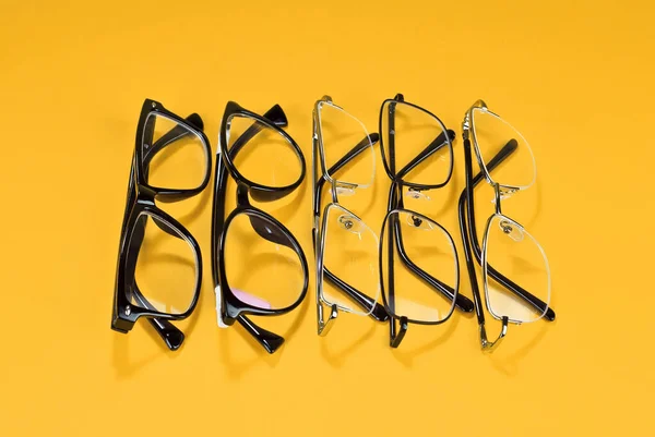 Diferentes Tipos Gafas Sobre Fondo Amarillo Cerca Gafas Con Marcos — Foto de Stock