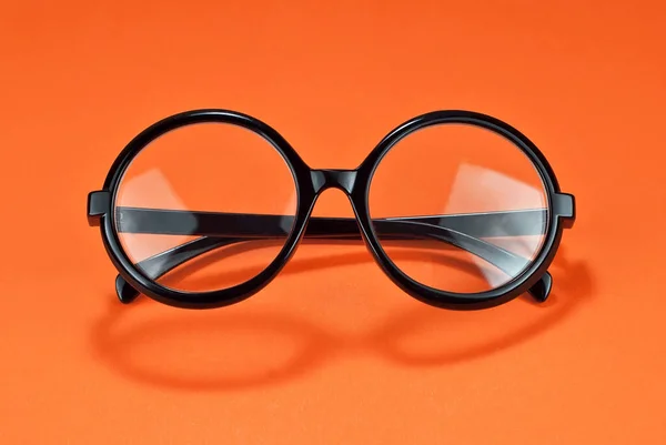 Verschiedene Brillentypen Auf Orangefarbenem Hintergrund Nahaufnahme Gläser Mit Rundem Rahmen — Stockfoto