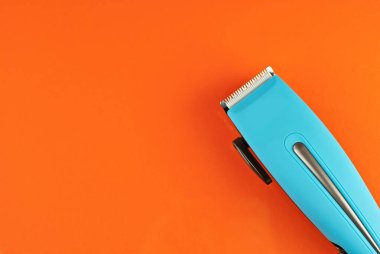 Saç makası turuncu arka planda izole edilmiş. Kuaför aletini kapat. Boşluğu ve yeri metin için kopyala. Tasarım için tasarım. Model.