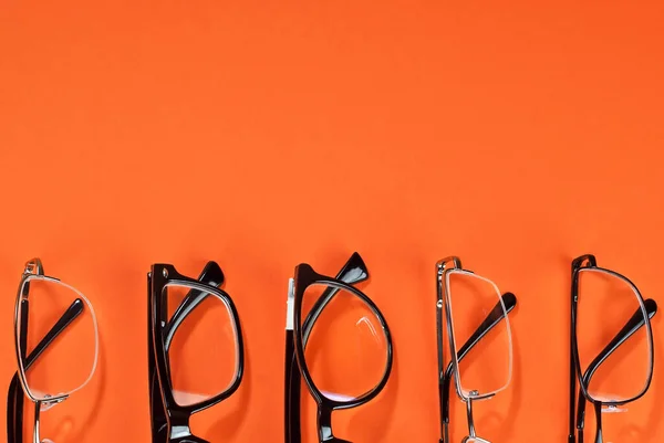 Diversi Tipi Occhiali Uno Sfondo Arancione Vicino Bicchieri Con Cornici — Foto Stock
