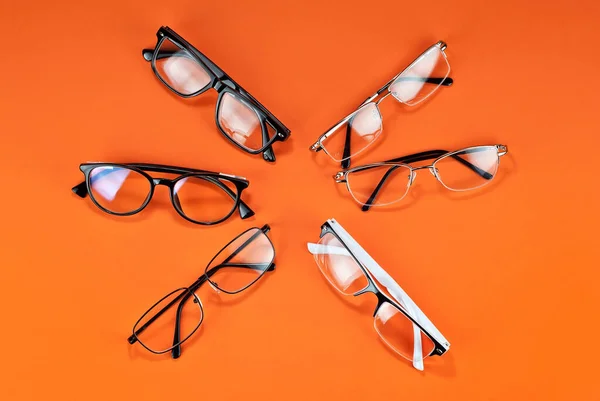 Distintos Tipos Vasos Sobre Fondo Naranja Cierran Gafas Con Marcos — Foto de Stock