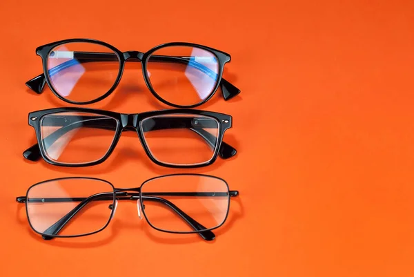 Turuncu Arka Planda Farklı Tipte Gözlükler Var Dikdörtgen Yuvarlak Çerçeveli — Stok fotoğraf