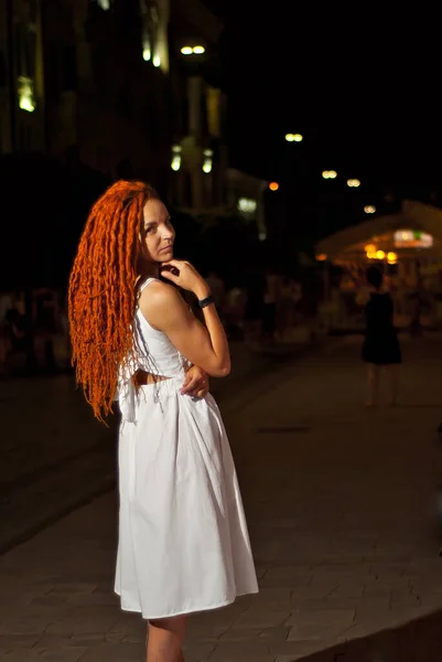 Ragazza Con Dreadlocks Rossi Vestito Bianco Una Donna Cammina Città — Foto Stock