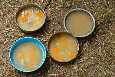 Balık çorbası ateşte pişirilir. Doğada demir bir kasede kulaklar.