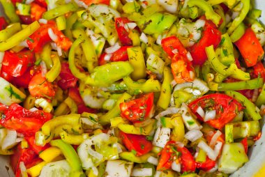 Marul dokusu yakın. Taze sebze, domates ve salatalık salatası..