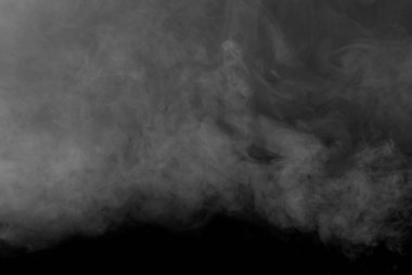 Siyah arka planda beyaz duman. Dağılmış dumanın dokusu. Tasarım için boş. Kolaj için düzenName.