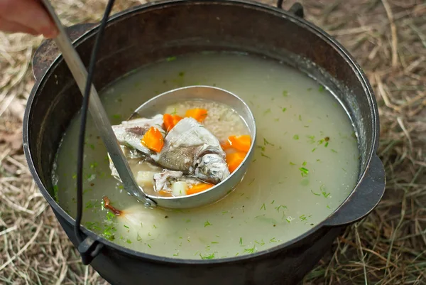 鱼汤是在火上煮的 大自然中铁碗里的耳朵 — 图库照片