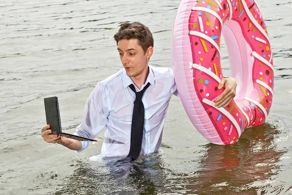 Homem Camisa Num Círculo Inflável Rosa Tipo Com Portátil Nada — Fotografia de Stock