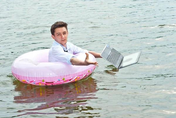 Homem Camisa Tipo Com Portátil Nada Rio Conceito Trabalho Durante — Fotografia de Stock