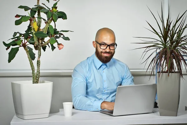 Homem Negócios Com Uma Camisa Azul Sentado Uma Mesa Branca — Fotografia de Stock