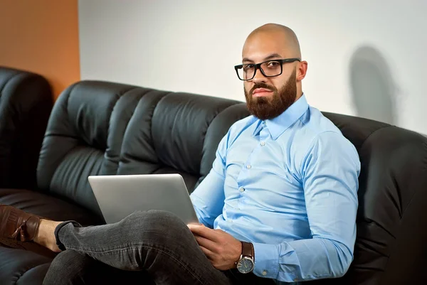 Homem Negócios Com Uma Camisa Azul Sentado Sofá Preto Homem — Fotografia de Stock