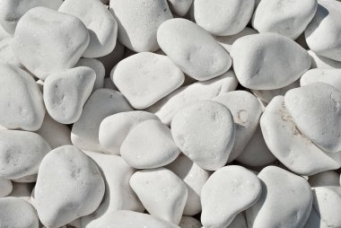 Küçük çakıl taşlarından drenaj sistemleri. Bitkiler ve ağaçlar için bahçe drenajı. Yollar ve çiçek yatakları için beyaz taşlar.