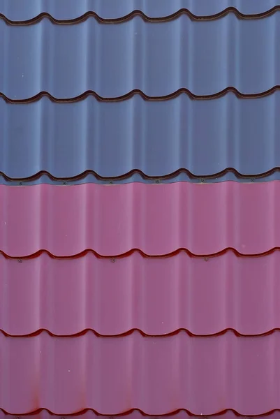 Telhado Telhas Metálicas Textura Telha Perto Azul Telhado Roxo — Fotografia de Stock