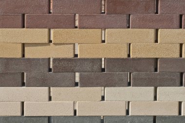 Tuğla duvar çıkıntısı. Yeni tuğla işi. Sergilerde duvar veya çit örnekleri sunuluyor. Kahverengi tuğla yakın çekim.