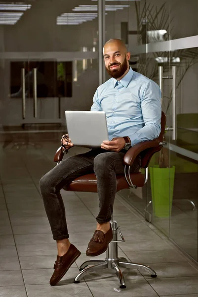 Empresário Uma Camisa Azul Sentado Uma Cadeira Couro Marrom Homem — Fotografia de Stock