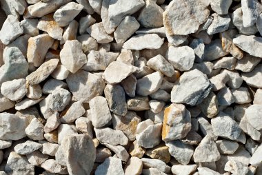Küçük çakıl taşlarından drenaj sistemleri. Bitkiler ve ağaçlar için bahçe drenajı. Yollar ve çiçek yatakları için sarı taşlar.