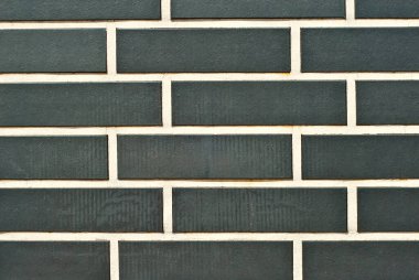 Tuğla duvar çıkıntısı. Yeni tuğla işi. Sergilerde duvar veya çit örnekleri sunuluyor. Kahverengi tuğla yakın çekim.