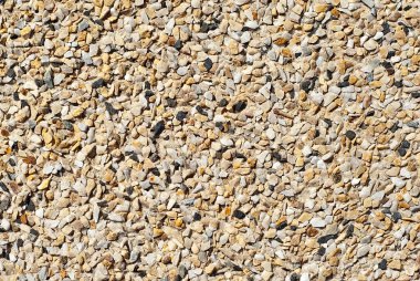 Duvarın dokusu küçük sarı, siyah ve sarı taşlardan yapılmıştır..